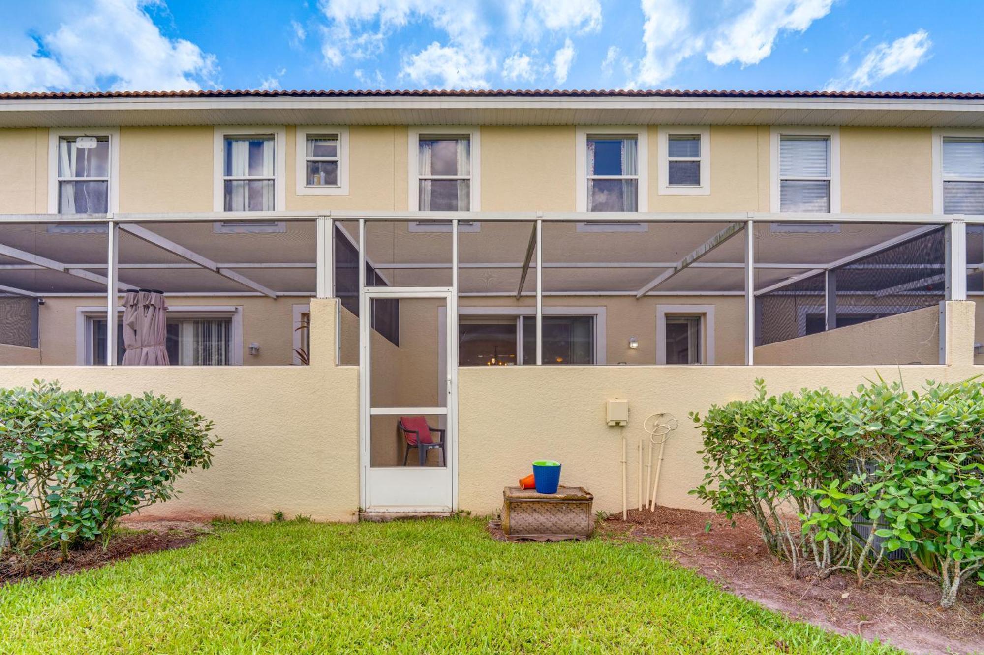 Townhome With Lanai And Pool Access About 10 Mi To Disney! Holiday home Kissimmee