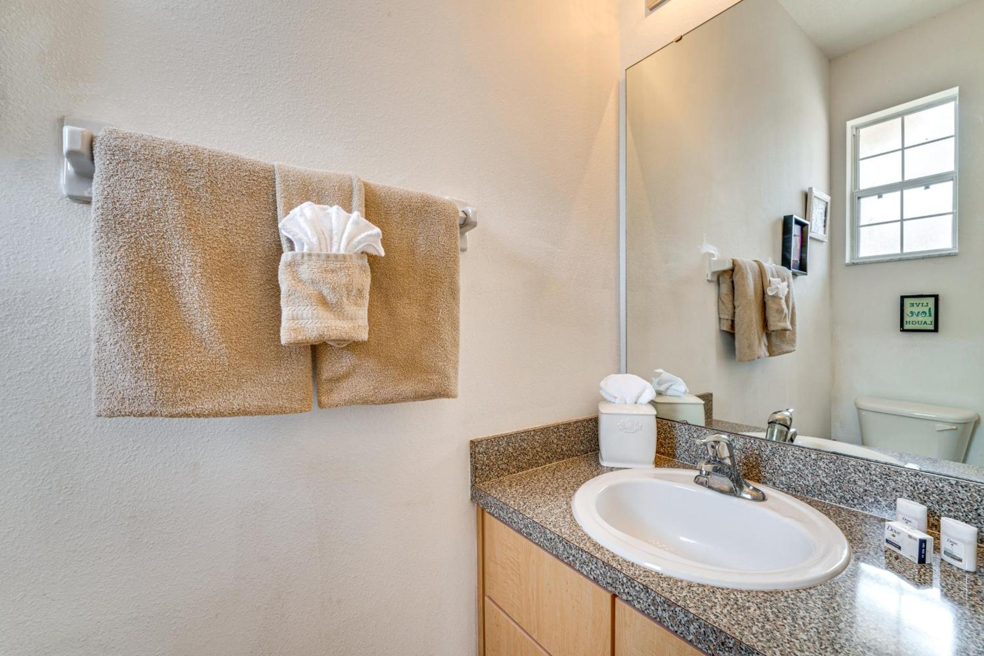 Townhome With Lanai And Pool Access About 10 Mi To Disney!