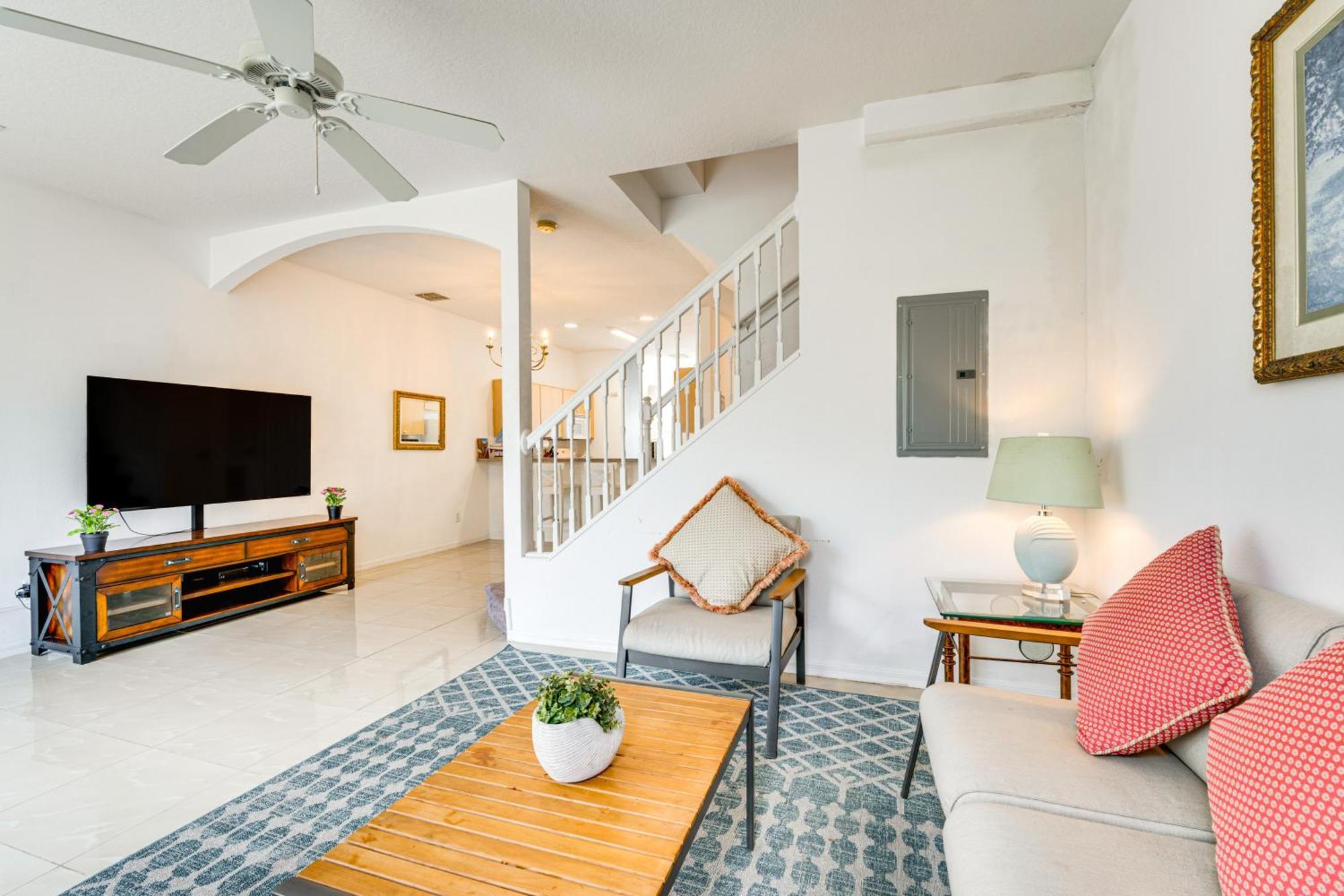 Townhome With Lanai And Pool Access About 10 Mi To Disney! Holiday home *