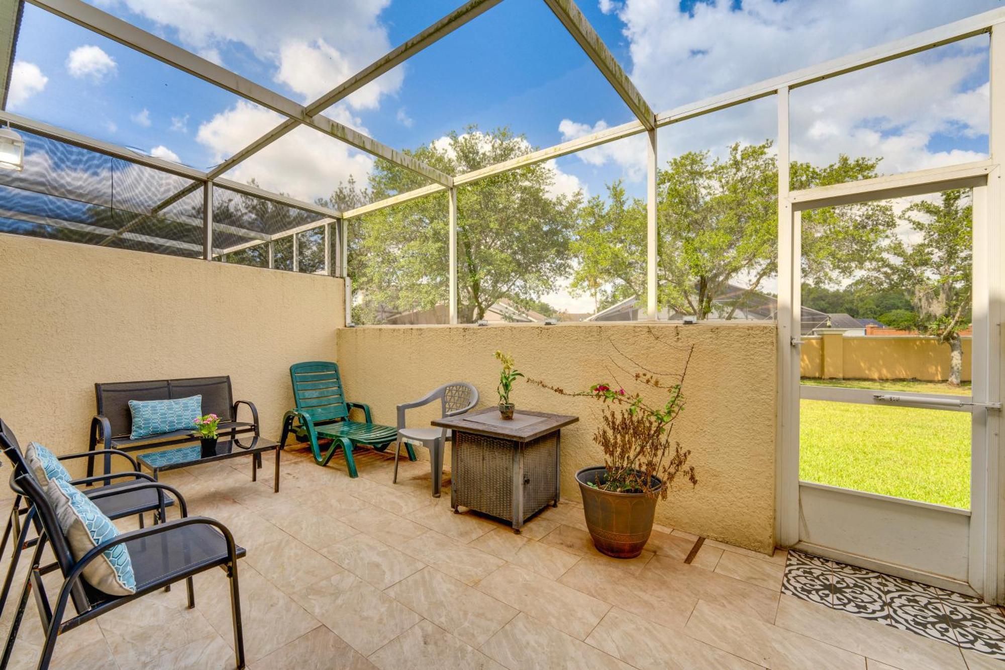 Townhome With Lanai And Pool Access About 10 Mi To Disney!